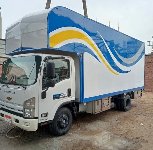 شاحنة نقل أثاث زرقاء مغلقة من أسطول MD Transport لنقل العفش بأمان في مصر