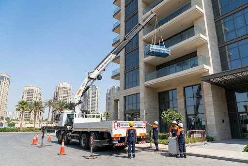 ونش هيدروليكي تابع لشركة MD Transport يرفع أثاثاً ثقيلاً للطوابق العليا في القاهرة